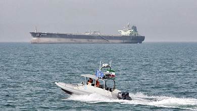 عصابات تجني الملايين.. مسؤول إيراني يكشف آلية لتهريب الوقود باستخدام أنابيب تحت البحر